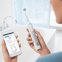 Brosse à dents électrique Oral-B Genius 8600 argentée avec Bluetooth, alimentée par Braun
